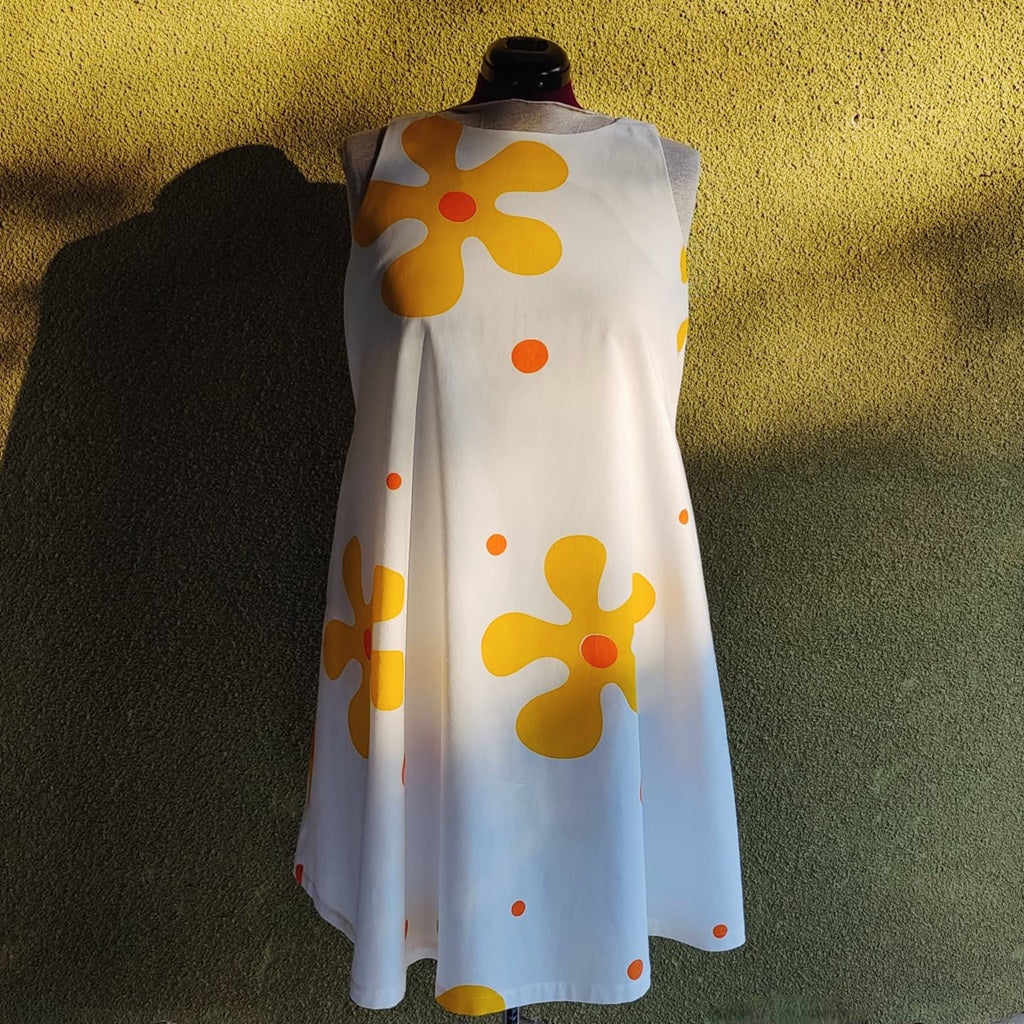 Säädettävä kukkakuvioinen mekko